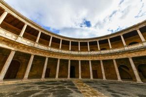 granada, Spanien - nov 29, 2021, de unik cirkulär uteplats av de palats av charles v palacio de carlos v med dess två nivåer av kolonner av dorisk och jonisk pelargångar, alhambra, granada, Spanien. foto