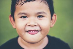 porträtt av glad pojke leende foto