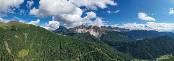 antenn landskap av de dolomiter och en se av de aferer geisler bergen i Italien. foto