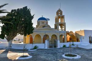 helgon georgios oia helig ortodox kyrka på oia by på santorini ö, grekland. foto