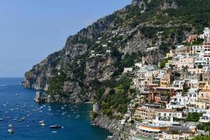 antenn se av positano med bekväm strand och blå hav på amalfi kust i campania, Italien. amalfi kust är populär resa och helgdag destination i Europa. foto