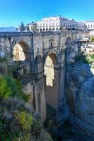 klippig landskap av ronda stad med puente nuevo bro och byggnader, andalusien, Spanien foto