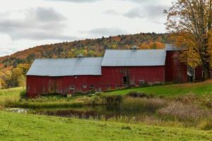 panorama- se av en lantlig bruka i höst i vermont. foto