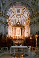 positano, Italien - april 19, 2019, interiör se av kyrka av helgon mary av de antagande i positano. foto