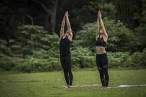 par gör yoga i parken