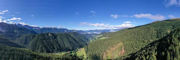 antenn landskap av de dolomiter och en se av de aferer geisler bergen i Italien. foto