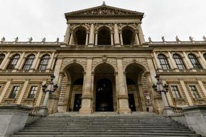 huvud byggnad av de universitet av wien i Wien, österrike byggd i 1873. foto