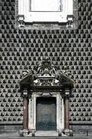 Fasad av de barock gesu nuovo kyrka, dekorativ portal i Neapel, Italien. foto