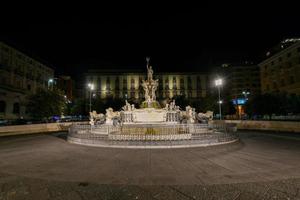 Neapel, Italien - aug 18, 2021, fontän av neptune fontana del nettuno är en monumental fontän, belägen i municipio fyrkant, Neapel, Italien. foto