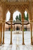 granada, Spanien - nov 29, 2021, gård av de lejon i de alhambra palats - mästerverk av moorish arkitektur 14:e århundrade . foto