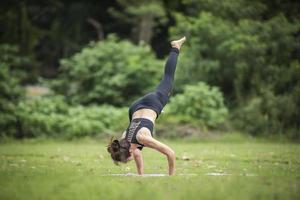kvinna som gör yoga i parken foto