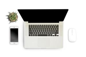 vit bakgrund med bärbar dator, smartphone och anteckningsbok