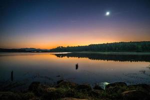 solnedgång reflektion i vatten foto