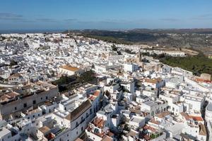 andalusiska stad av vejer de la frontera med skön landsbygden på på en solig dag, cadiz provins, andalusien. foto