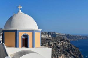 katolik kyrka av st stylianos i firostefani, santorini, Grekland, utsikt de aegean hav. foto