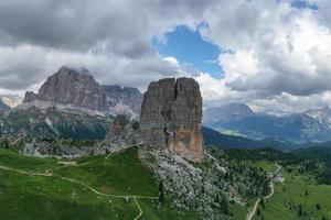 panorama- landskap av de cinque torri i de dolomit bergen av Italien. foto