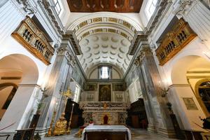 Neapel, campania, Italien - augusti 17, 2021, interiör av de 15:e århundrade kyrka av jultomten dei lombardi foto