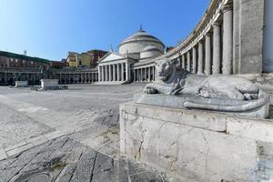 se av basilika skara pontificia san francesco da paola kyrka på piazza del folkomröstning, huvud fyrkant av de stad, och sten lejon skulpturer i Neapel, Italien. foto