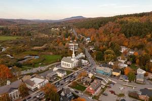 vit gemenskap kyrka i de känd åka skidor stad av stowe i vermont under de falla. foto