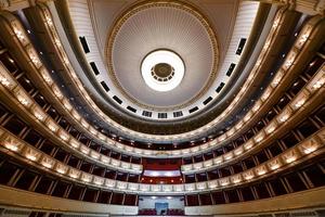 juli 13, 2021 - Wien, Österrike, interiör av wien stat opera hus. wiener staatsoper producerar 50-70 operor och baletter i handla om 300 prestanda per år. foto