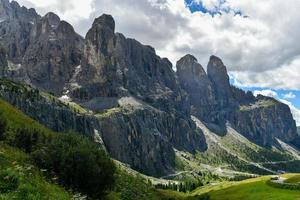 färger av de dolomiter i de funes se av de dal i sydlig tyrolen, Italien. grön gräs, bergen och blå himmel. sommar. foto