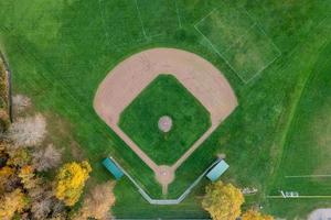 antenn se av en gräs- baseboll diamant i stowe, vermont. foto