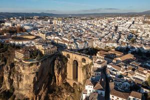 klippig landskap av ronda stad med puente nuevo bro och byggnader, andalusien, Spanien foto