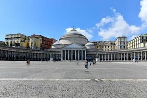 Neapel, campania, Italien - augusti 17, 2021, de artonhundratalet pontifical kunglig basilika av san francesco da paola i piazza del folkomröstning foto