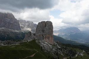 panorama- landskap av de cinque torri i de dolomit bergen av Italien. foto