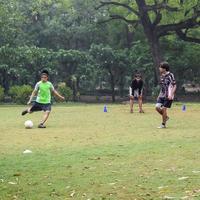 ny delhi, Indien, juli 01 2018 - fotbollsspelare av lokal- fotboll team under spel i regional derby mästerskap på en dålig fotboll tonhöjd. varm ögonblick av fotboll match på gräs grön fält av de stadion foto