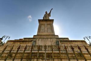 staty av dante alighieri i piazza dante i Neapel, Italien. foto