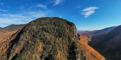 panorama- se av topp falla lövverk i smugglare hack, vermont. foto