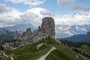 panorama- landskap av de cinque torri i de dolomit bergen av Italien. foto