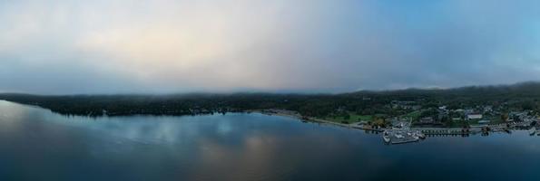 panorama- se av de bukt i sjö george, ny york på gryning. foto