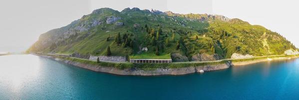 lago fedaia fedaia sjö , fassa dal, trentino alt adige, ett artificiell sjö och en damm nära canazei stad, belägen på de fot av marmolada massiv. fedaia sjö är de provins av Belluno, Italien. foto