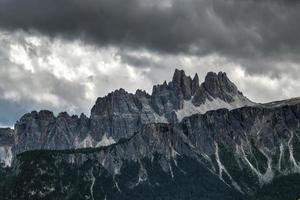 panorama- landskap av de cinque torri i de dolomit bergen av Italien. foto