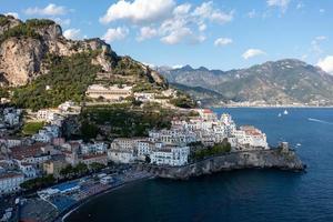 antenn se av de stad av amalfia längs de amalfia kust i Italien. foto