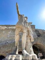 ruiner av ett gammal stad förstörd förbi de utbrott av de vulkan vesuvius i 79 ad nära Neapel, arkeologisk parkera av ercolano. foto