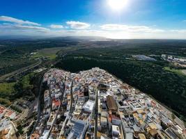 andalusiska stad av vejer de la frontera med skön landsbygden på på en solig dag, cadiz provins, andalusien. foto