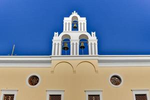 tre klockorna av fira, santorini, Grekland, officiellt känd som de katolik kyrka av de sovsal, är en grekisk katolik kyrka på de ö av santorini. foto