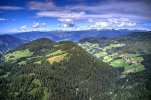 färger av de dolomiter i de funes se av de dal i sydlig tyrolen, Italien. grön gräs, bergen och blå himmel. sommar. foto