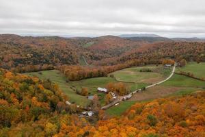 panorama- se av en lantlig bruka i höst i vermont. foto