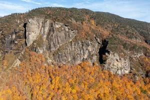 panorama- se av topp falla lövverk i smugglare hack, vermont. foto