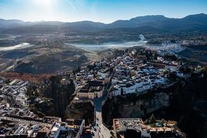 klippig landskap av ronda stad med puente nuevo bro och byggnader, andalusien, Spanien foto