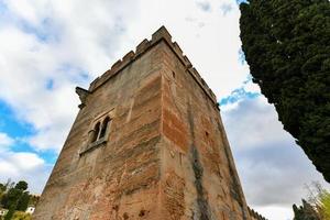 se av de torre de los picos, de torn av de toppar med de generalife i de bakgrund i de alhambra i granada, Spanien. foto