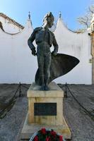 ronda, andalusien, Spanien - dec 1 2021, utomhus- staty av tjur antonio ordonez i främre av de tjurfäktning arena foto