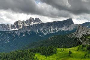 panorama- landskap av de cinque torri i de dolomit bergen av Italien. foto