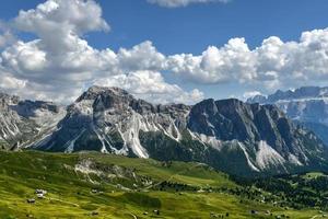 morgon- se av de gardena dal i dolomit berg. plats puez-geisler nationell parkera, Seceda topp, Italien, Europa. odle grupp är de landmärke av val di funes. foto