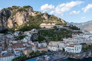 antenn se av de stad av amalfia längs de amalfia kust i Italien. foto