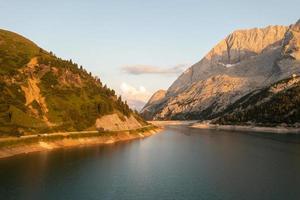 lago fedaia fedaia sjö , fassa dal, trentino alt adige, ett artificiell sjö och en damm nära canazei stad, belägen på de fot av marmolada massiv. fedaia sjö är de provins av Belluno, Italien. foto